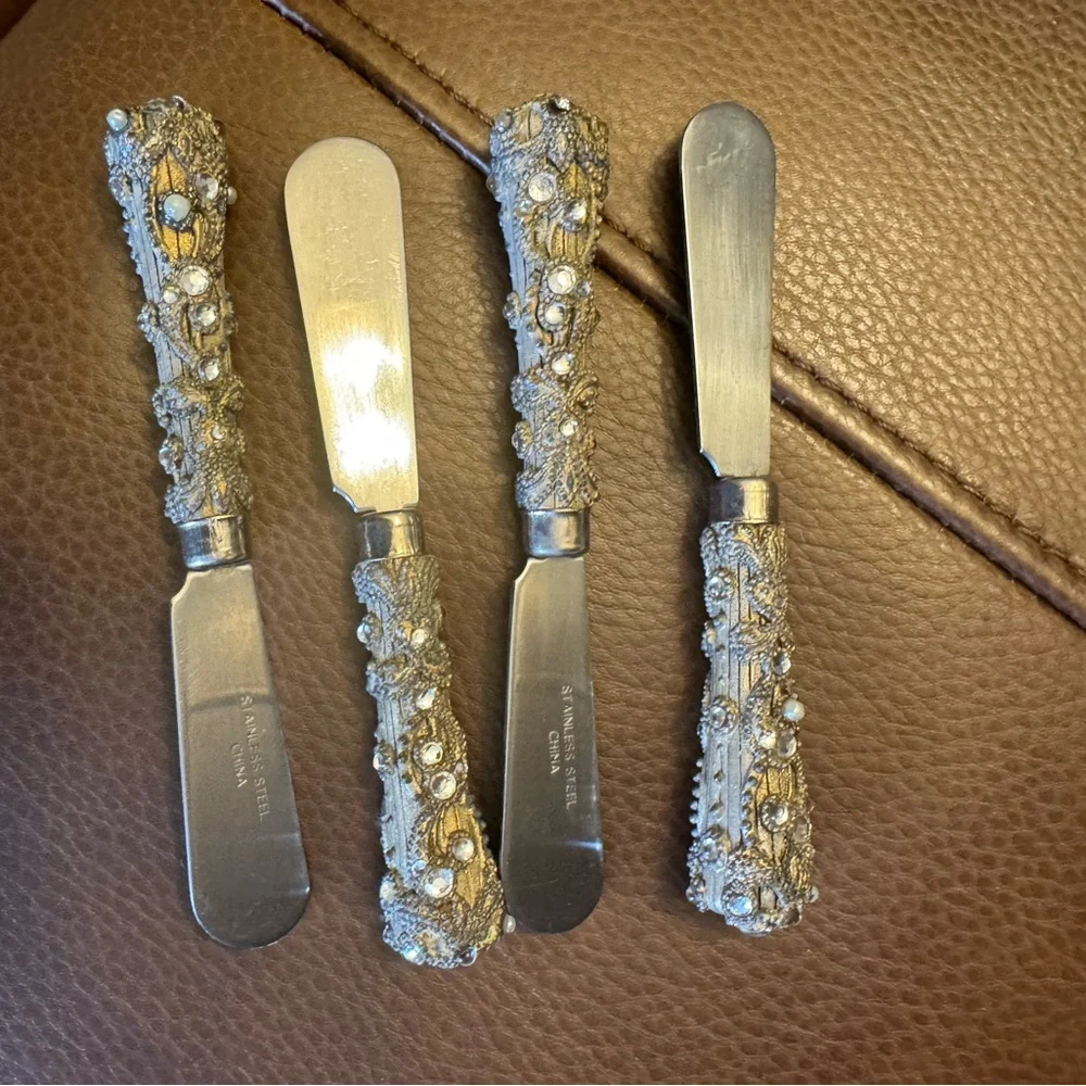 Vintage set of 4 ornate handled butter/cheese spread knives